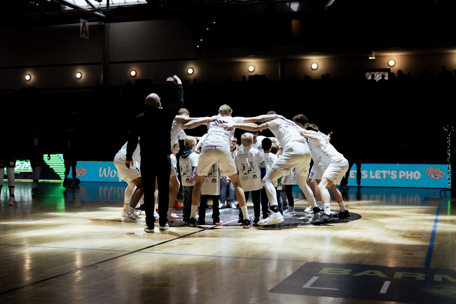 basketball game cheering